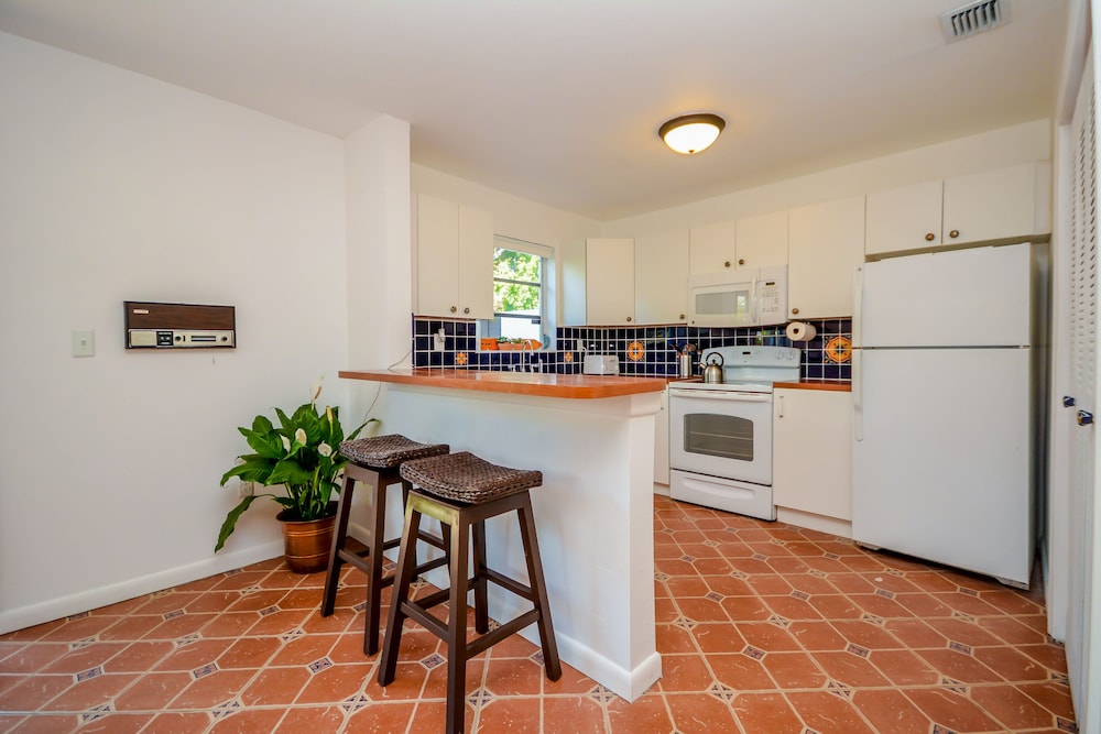 NEW Spanish-style house with backyard, walking distance to Metrorail station