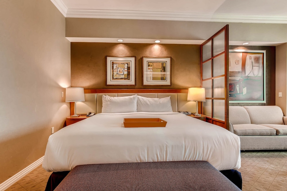 MGM Signature Penthouse Right on Las Vegas Strip w/ View, Balcony, Pool