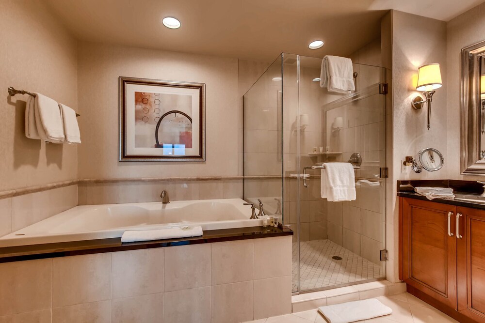 MGM Signature Jr.Penthouse StripView, Balcony, Pool, No resort fee