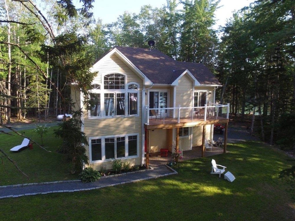 Waterfront Cottage with sunset view Lamoine Vrbo