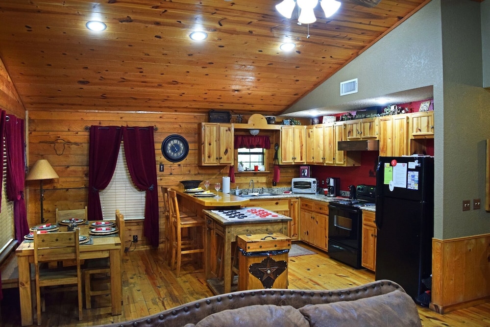 Secluded Cabin Rental in Beavers Bend, Oklahoma near Broken Bow Lake
