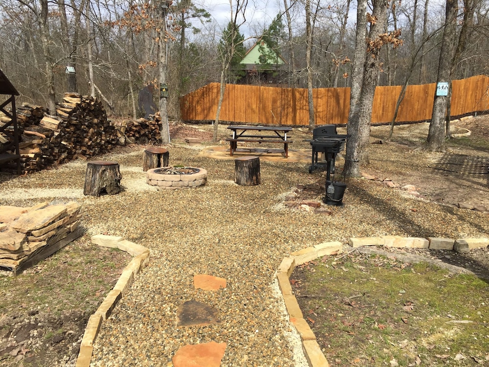 Secluded Cabin Rental in Beavers Bend, Oklahoma near Broken Bow Lake