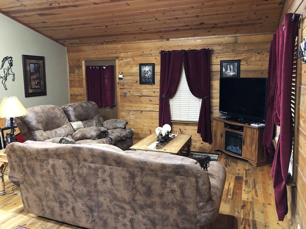 Secluded Cabin Rental in Beavers Bend, Oklahoma near Broken Bow Lake