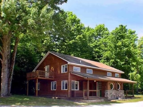 A Northern Michigan Vacation Paradise Sleeps 20 People