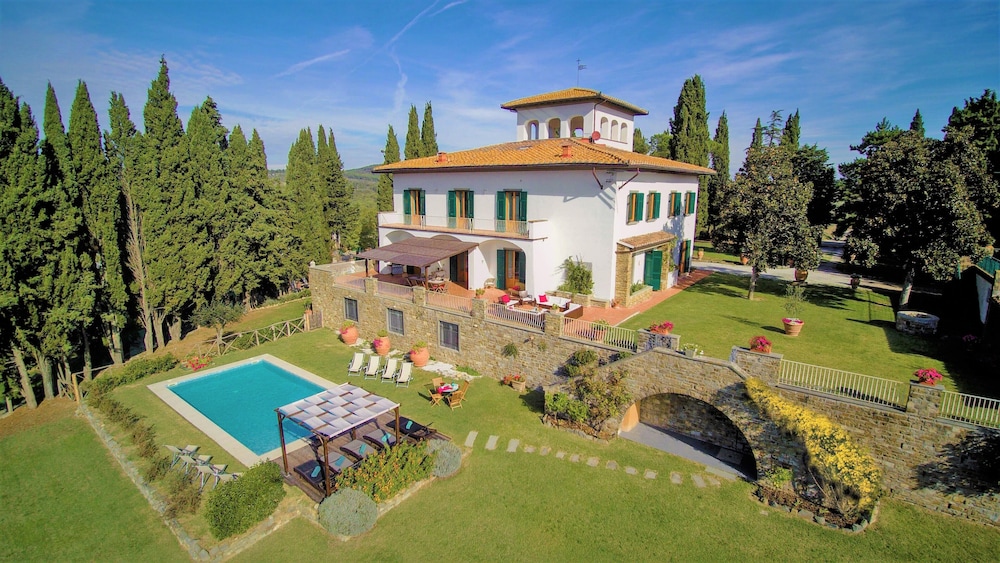 Charming Villa Torre in Chianti, 8 ensuite bedrooms, pool, Florence, WiFi, A/C. San Casciano