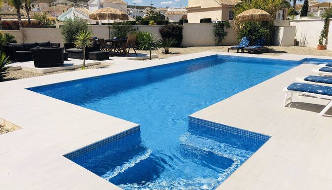 見事なモダンなヴィラ 英国のテレビ Wifi エアコン プライベートデザイナープール ゴルフコース 口コミ 部屋写真 料金 お得情報 エクスペディア