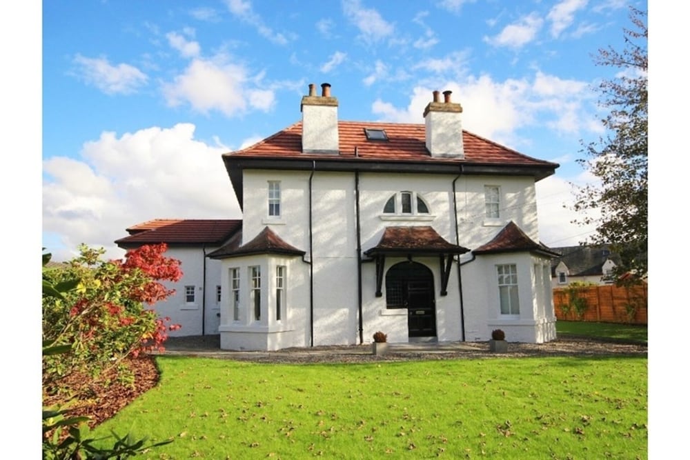 Hot Tub, Beautifully Restored Manse. Fantastic Midweek Rates Available in Perth, United Kingdom
