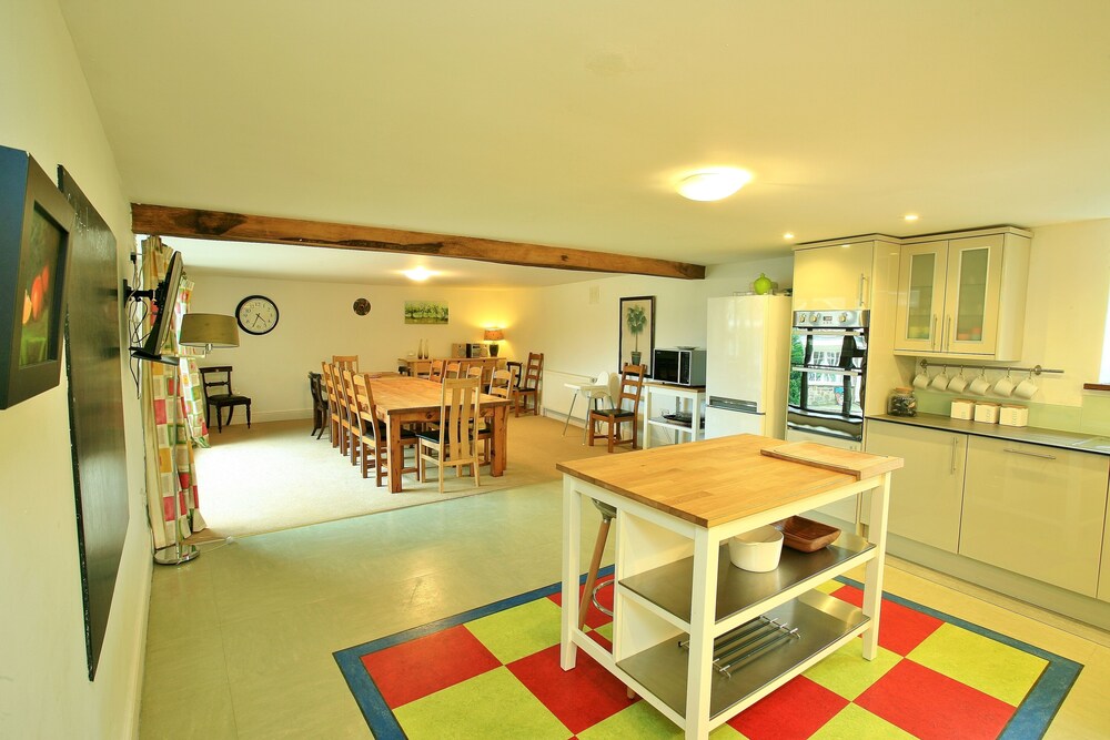 Weirmarsh Big Barn Large Barn Conversion With Large Hot Tub And