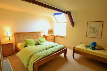 Weirmarsh Big Barn Large Barn Conversion With Large Hot Tub And