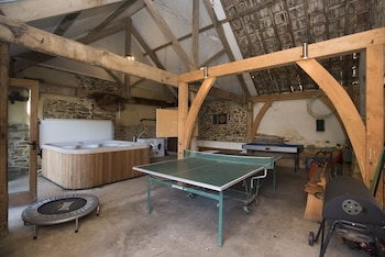 Weirmarsh Big Barn Large Barn Conversion With Large Hot Tub And