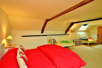 Weirmarsh Big Barn Large Barn Conversion With Large Hot Tub And