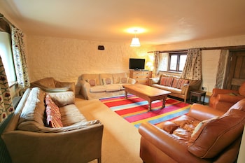 Weirmarsh Big Barn Large Barn Conversion With Large Hot Tub And