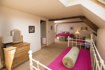 Weirmarsh Big Barn Large Barn Conversion With Large Hot Tub And