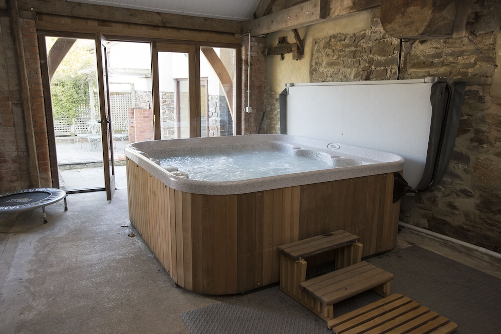 Weirmarsh Big Barn Large Barn Conversion With Large Hot Tub And