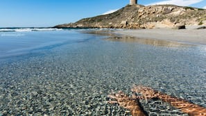Una spiaggia nelle vicinanze, lettini da mare