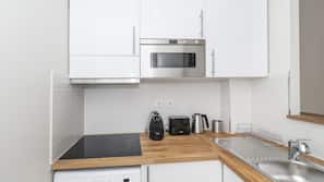 Full-sized fridge, microwave, oven, hob