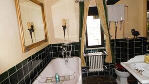 Separate bathtub and shower, deep-soaking bathtub, free toiletries