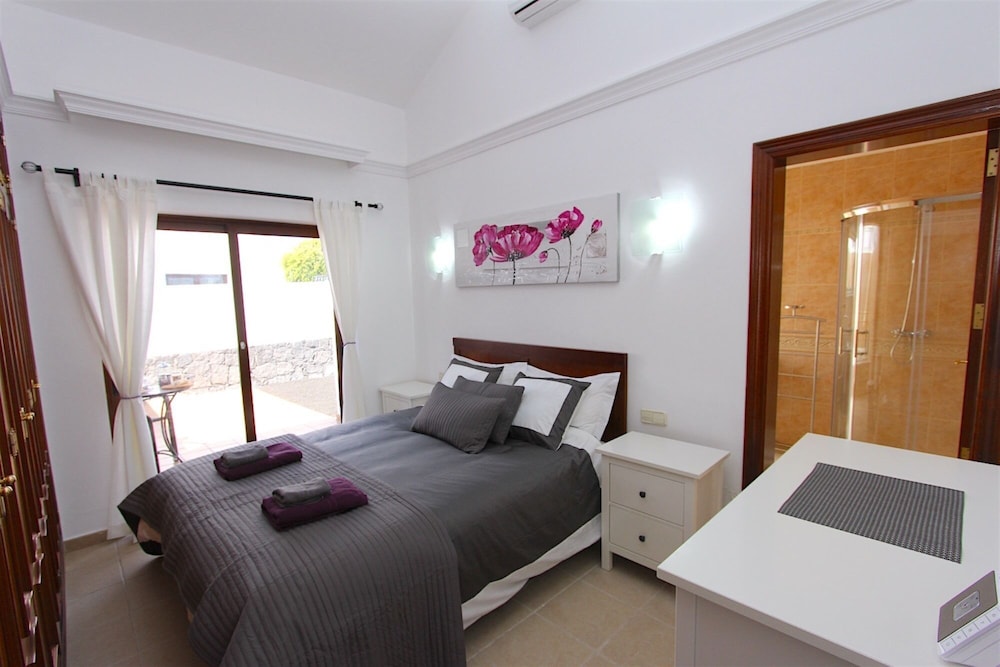 Beautiful Villa with private Pool on sought after Parque Del Rey Playa