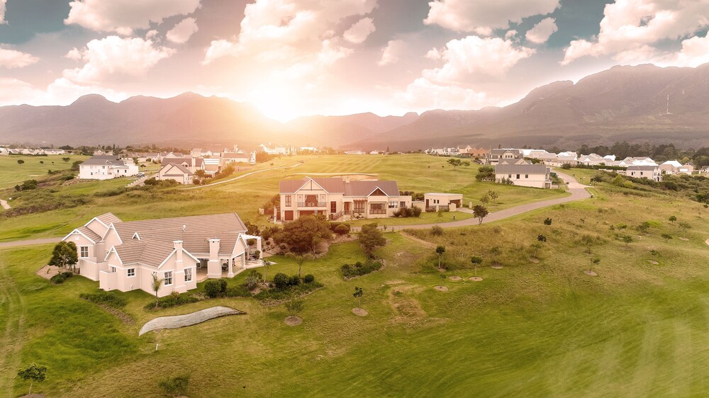 Modern house, solar heated pool & fantastic view, in the Kingswood Golf