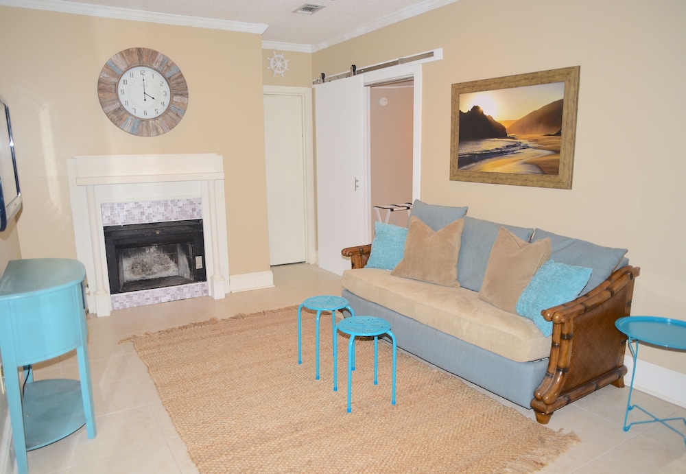 Pet Friendly Guest House With Pool Hot Tub Boat Ramp Near Featured Image In Room