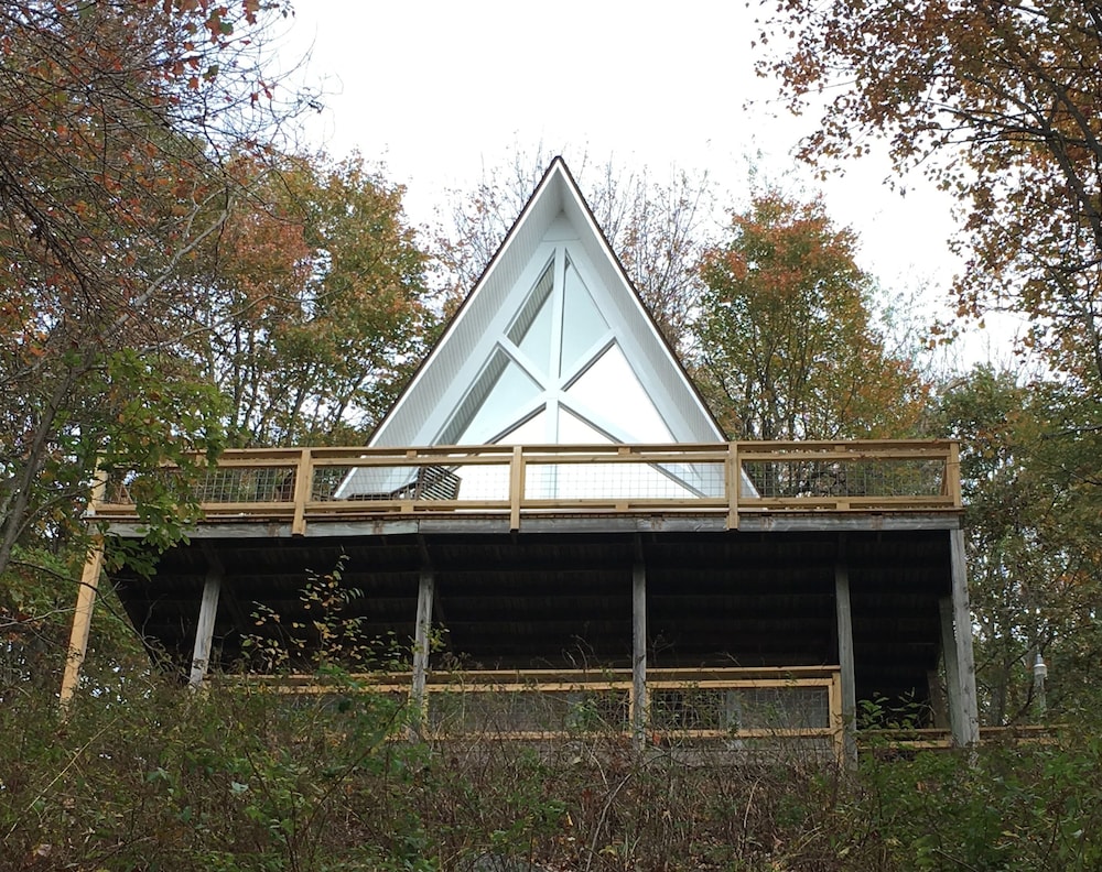 Chestnut Ridge Chalet by Buffalo Mountain Getaway in Floyd, United States
