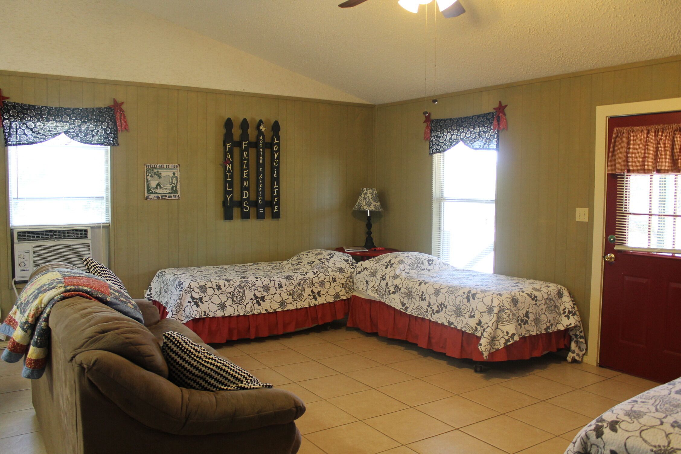 The Leakey side - Whiskey Mountain Duplex - Great Location! in Rio Frio, United States