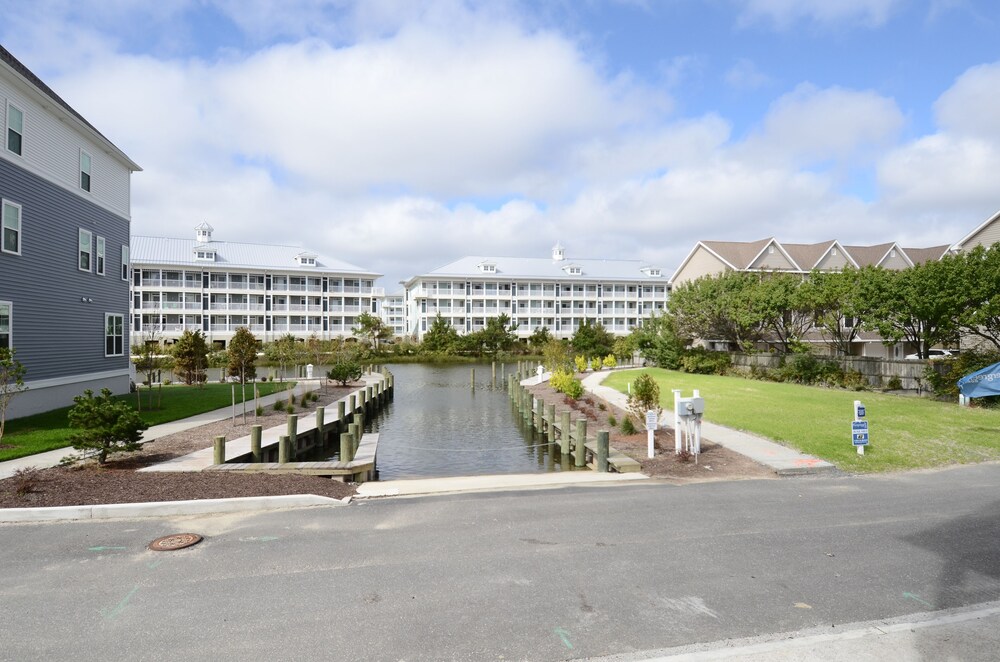 Bay Waterfront UPSCALE End Unit Town home - Next to Pool & Easy Beach Access