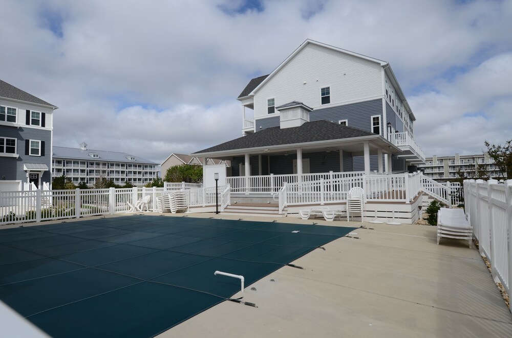 Bay Waterfront UPSCALE End Unit Town home - Next to Pool & Easy Beach Access