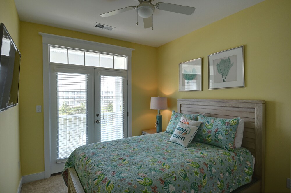 Bay Waterfront UPSCALE End Unit Town home - Next to Pool & Easy Beach Access