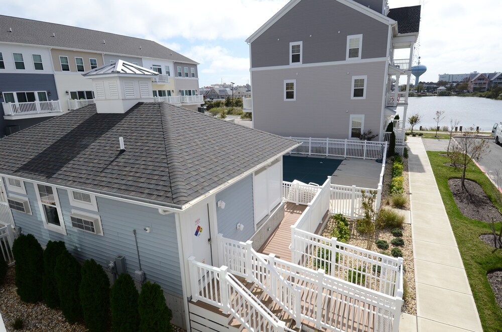 Bay Waterfront UPSCALE End Unit Town home - Next to Pool & Easy Beach Access