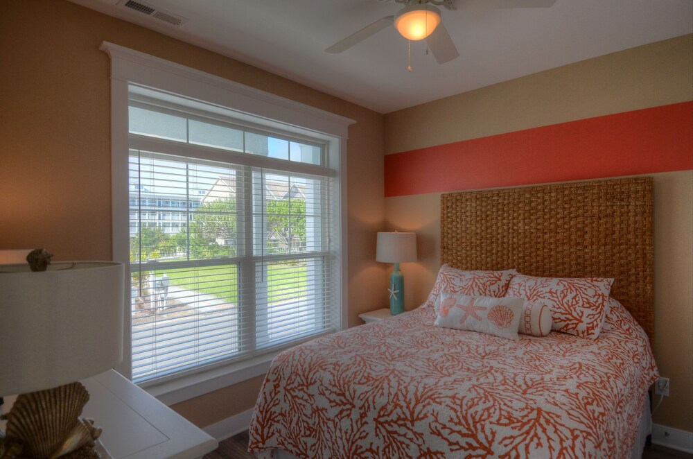 Bay Waterfront UPSCALE End Unit Town home - Next to Pool & Easy Beach Access