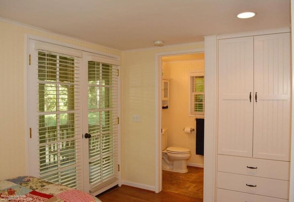 Charming Creekside Cottage! Relax in nature yet only a short walk to