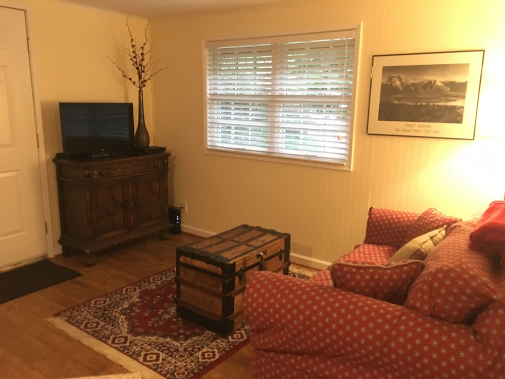 Charming Creekside Cottage! Relax in nature yet only a short walk to