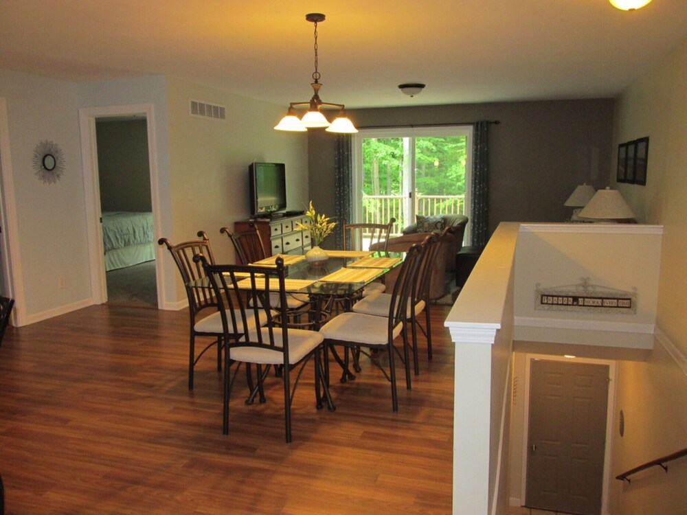 2 Bedroom, Full Kitchen, Dining Room, Living Room, Large Deck, Jacuzzi