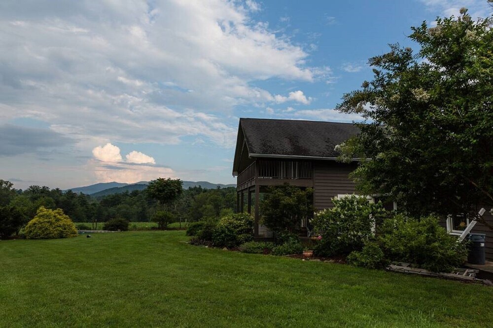 Mountain Glow- Close to Downtown and just off the Blue Ridge Parkway.