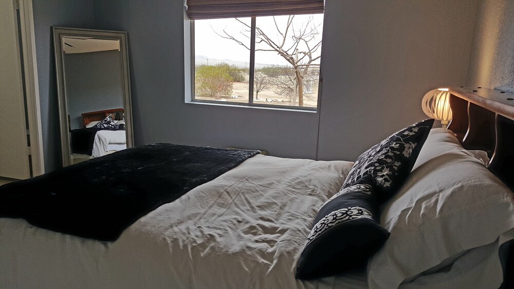 ¡Your spacious lux Joshua Tree getaway awaits! San Bernardino County