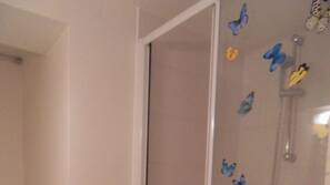 Douche, serviettes fournies, papier toilette