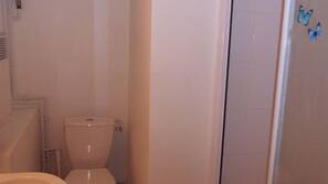 Douche, serviettes fournies, papier toilette