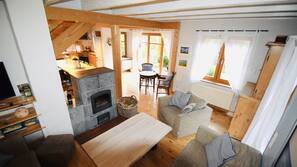 Fernseher, Kamin, DVD-Player, Kinderspielzeug