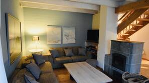 Fernseher, Kamin, DVD-Player, Kinderspielzeug