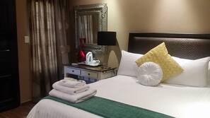 Minibar, desk