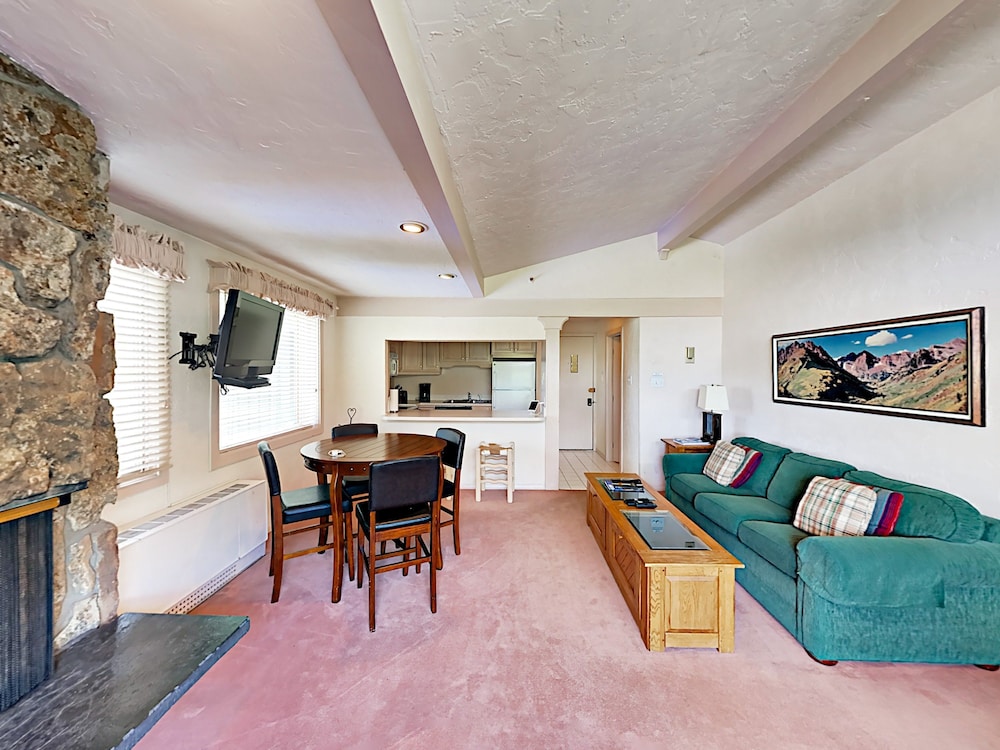 Snowmass Condo Near Treehouse Ski School by RedAwning in Snowmass Village, United States