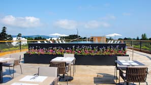 Una piscina al aire libre de temporada