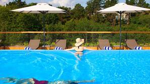 Una piscina al aire libre de temporada