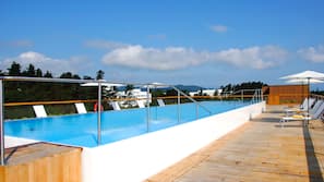 Una piscina al aire libre de temporada