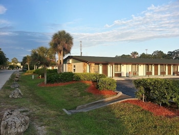 Spinnaker Inn of Naples