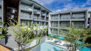 2 outdoor pools