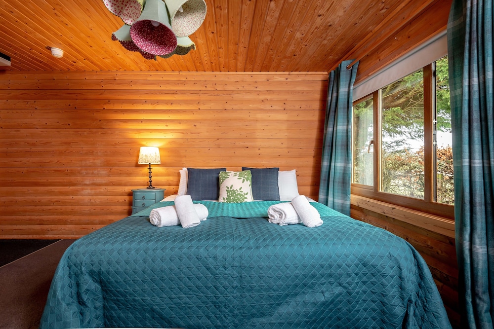 Redlands Country Lodge Log Cabin Apartments & WeeBothy