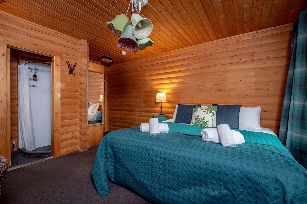 Redlands Country Lodge Log Cabin Apartments & WeeBothy