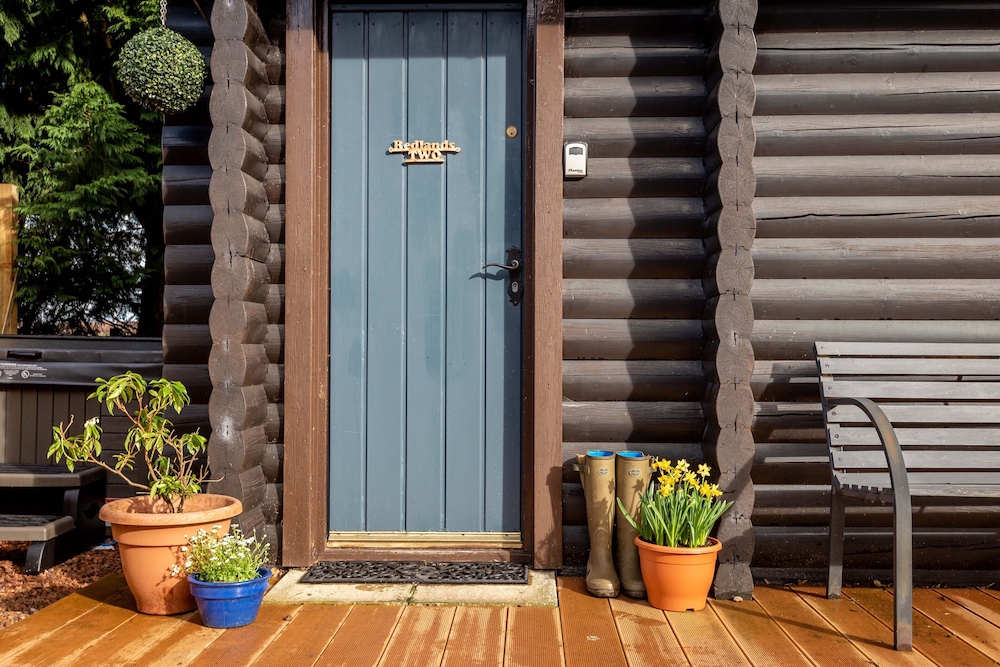 Redlands Country Lodge Log Cabin Apartments & WeeBothy